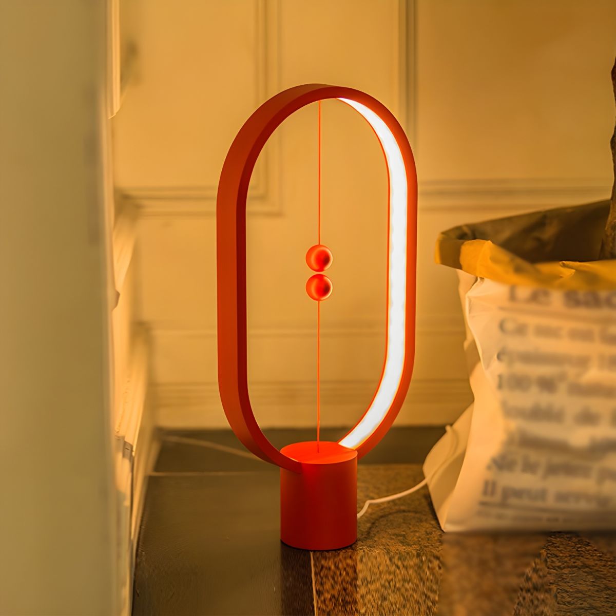 Oval Frame LED Table Lamp – Suspended Spheres Design USB-C – Bedroom Nightstand