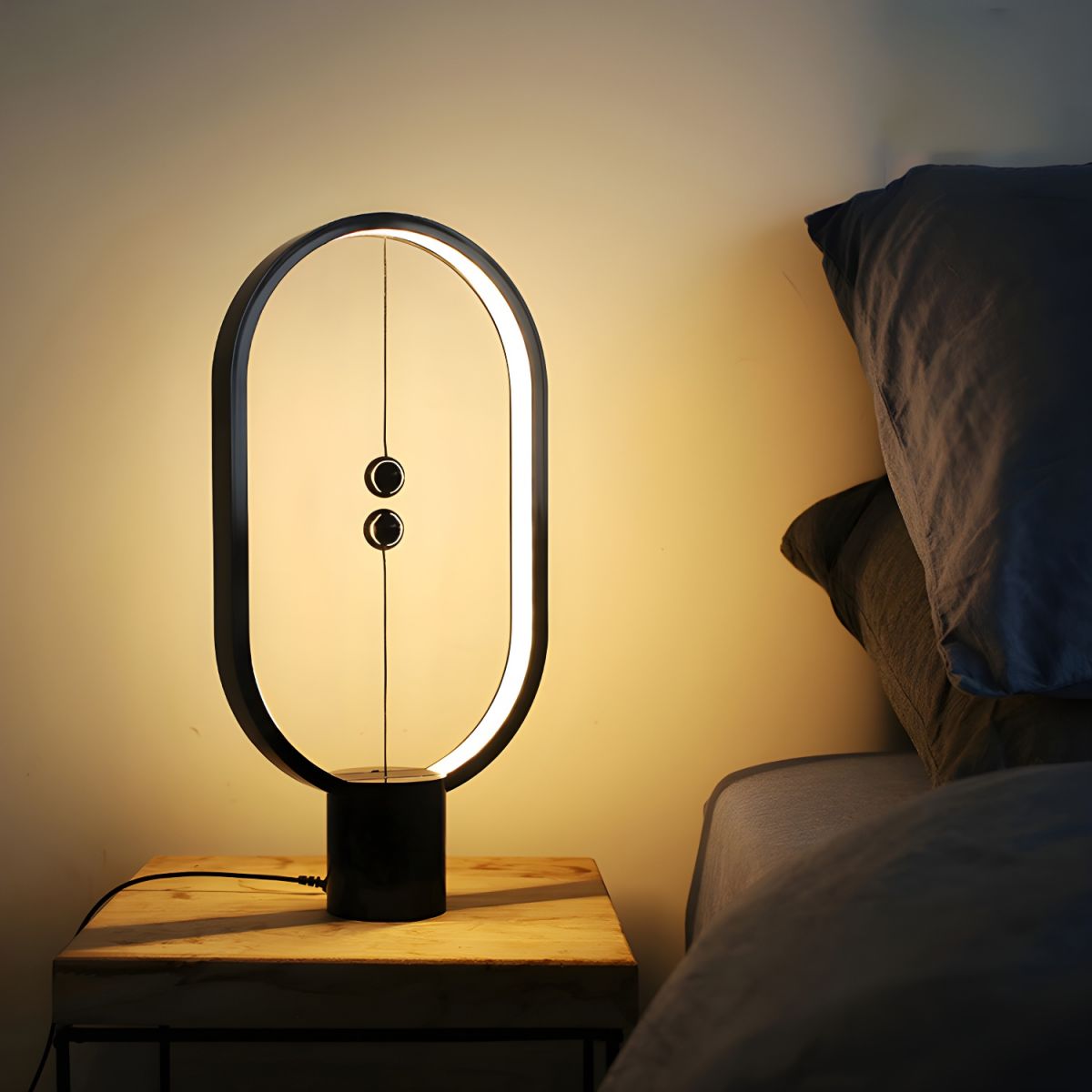 Oval Frame LED Table Lamp – Suspended Spheres Design USB-C – Bedroom Nightstand