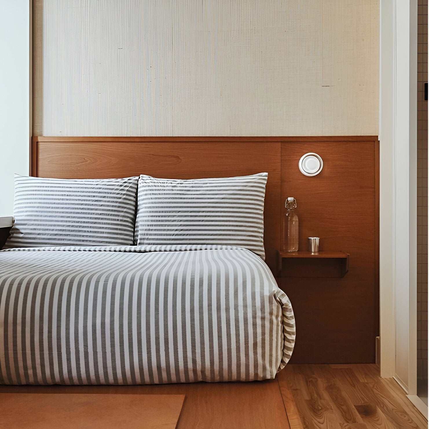 Nordic Minimalist Iron Acrylic LED Wall Light – Bedroom Hallway Living Room