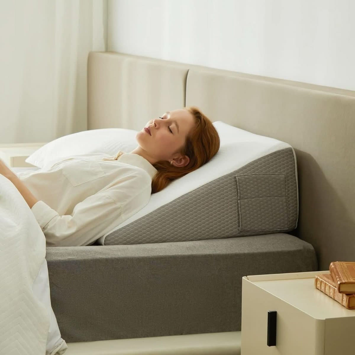 Wedge pillow supporting the upper body on a bed
