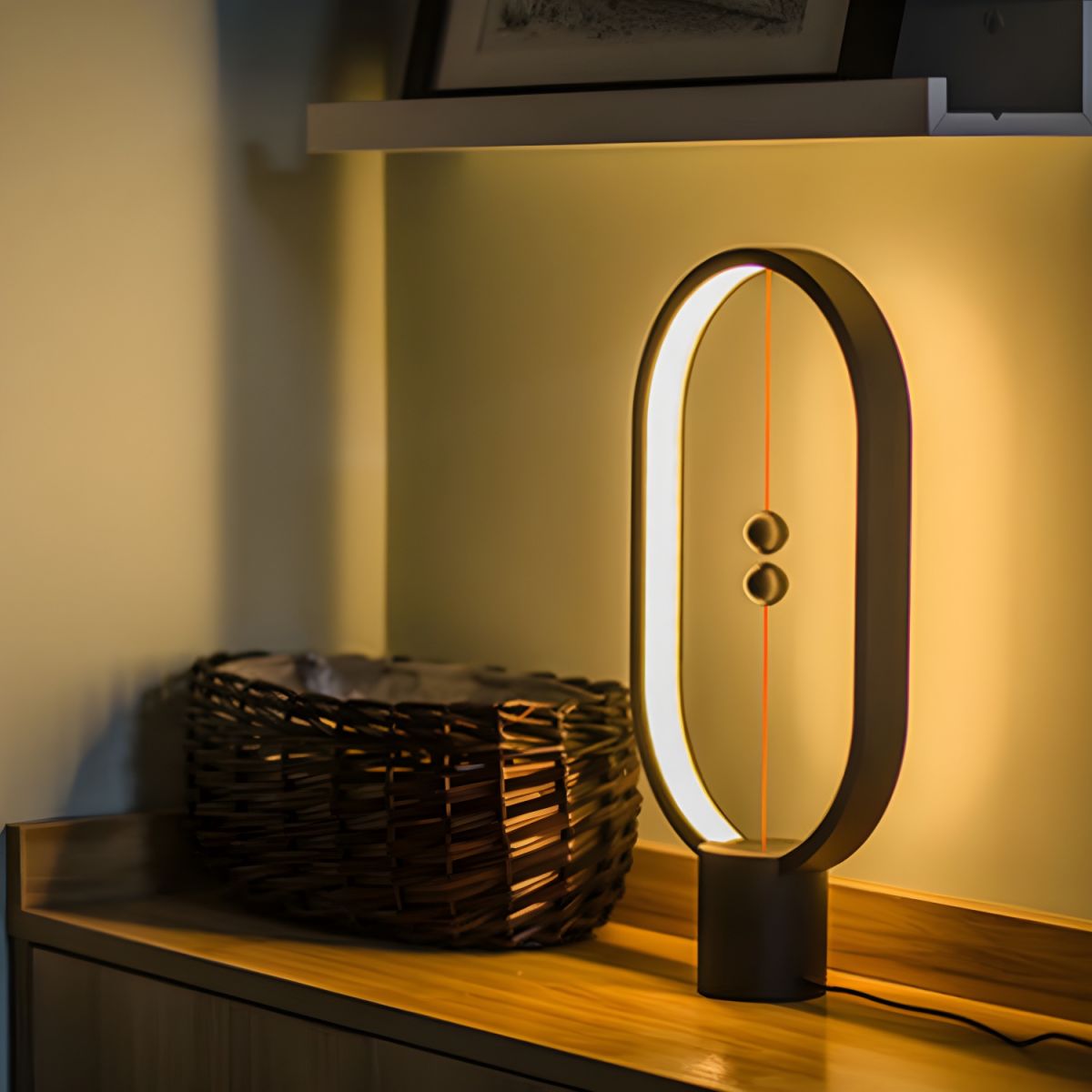 Oval Frame LED Table Lamp – Suspended Spheres Design USB-C – Bedroom Nightstand