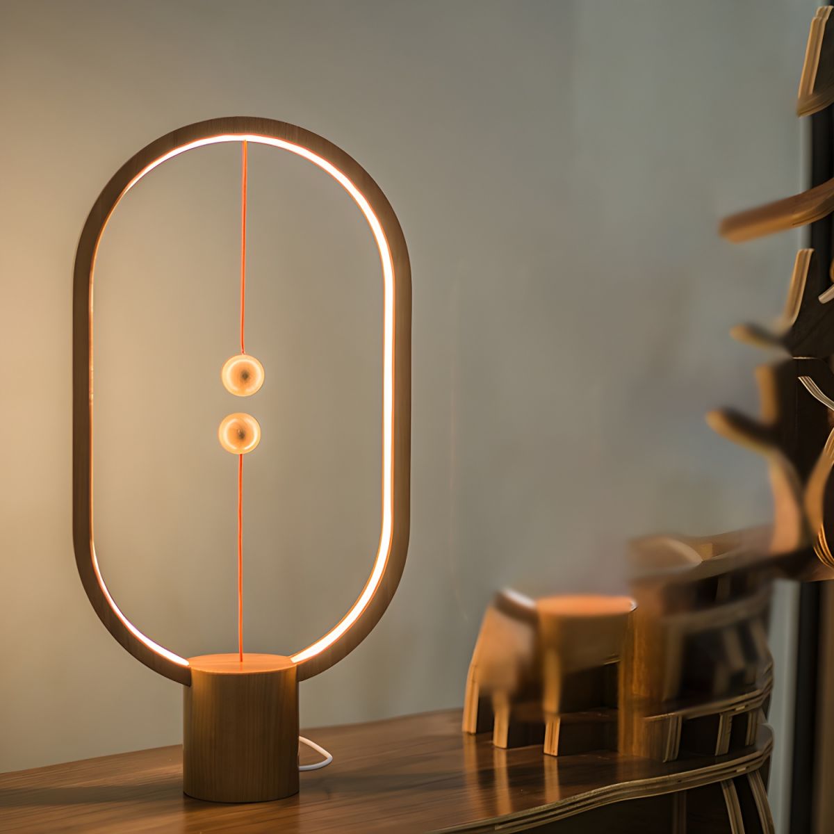 Oval Frame LED Table Lamp – Suspended Spheres Design USB-C – Bedroom Nightstand
