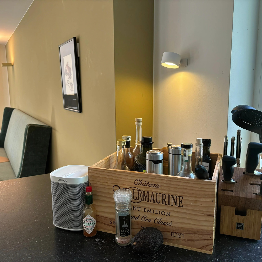 Battery Operated Modern Wall Sconce - Magnetic Mount, Wireless - Bedside Reading Light